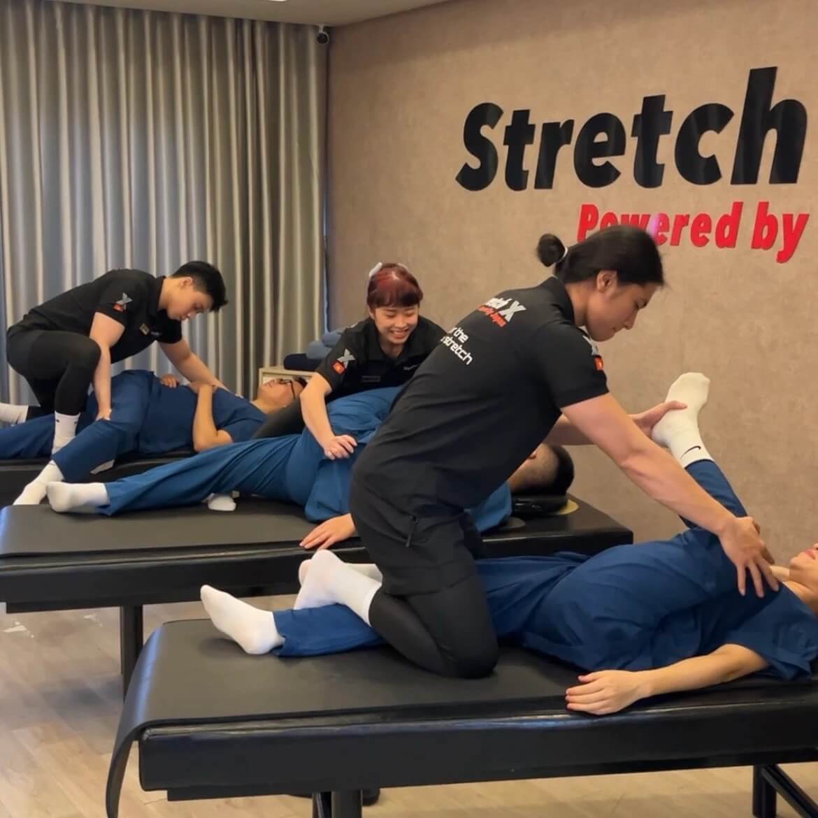 Stretch Xでトレーナーによるマンツーマンストレッチを受ける利用者