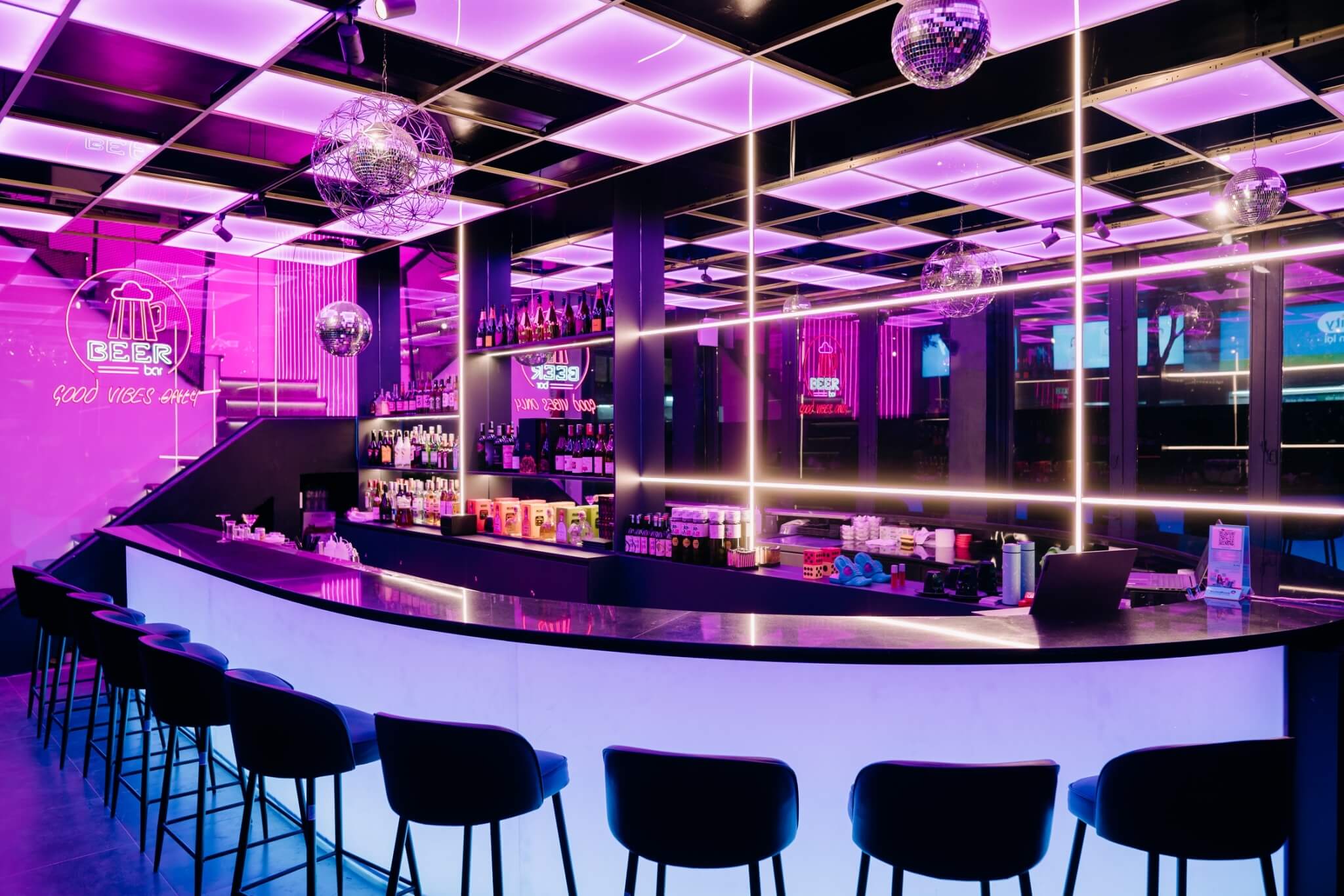 ダナンのガールズバー＆カラオケBubble Tokyoの店内とカラオケイメージ
