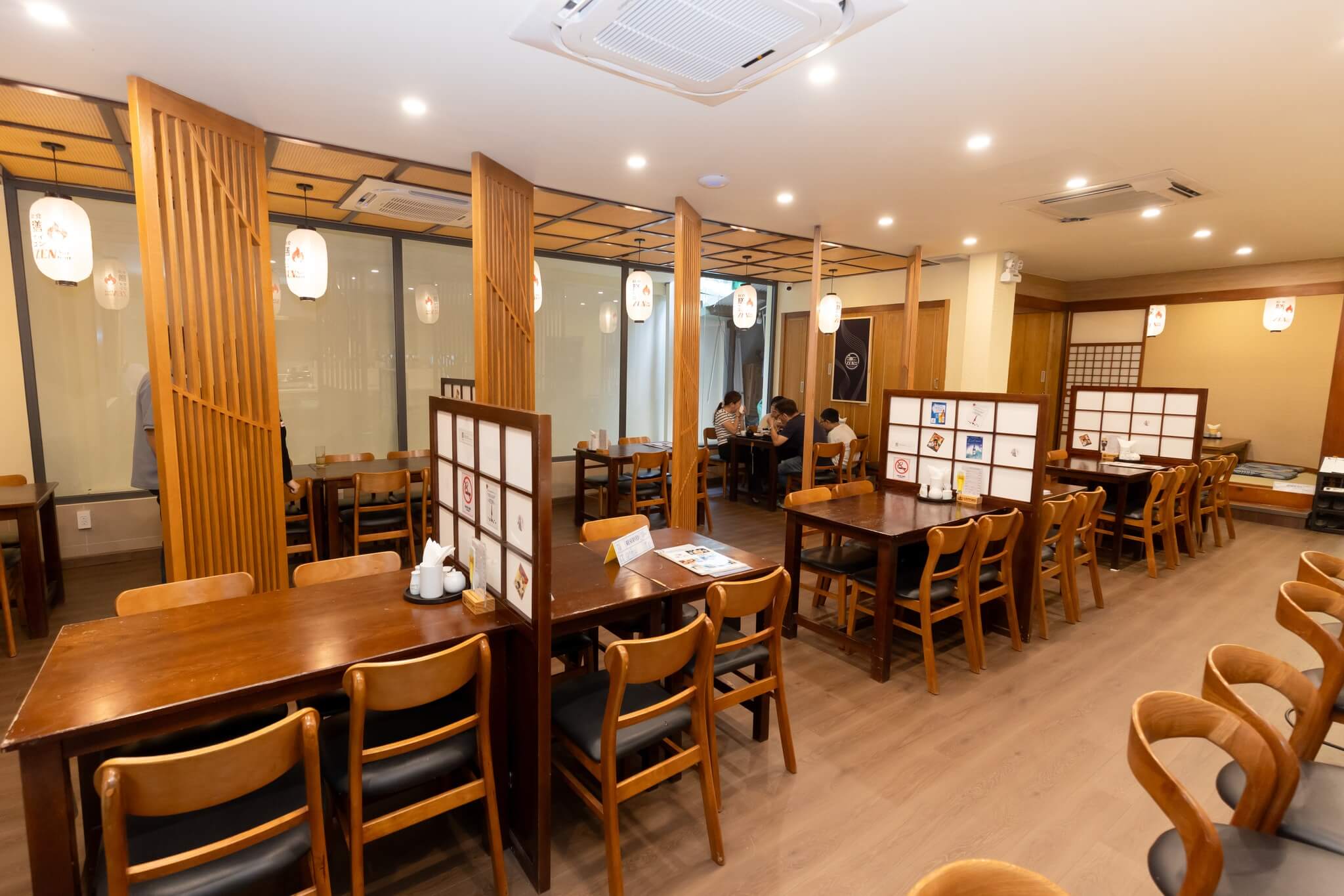 膳サイゴンの落ち着いた店内のイメージ